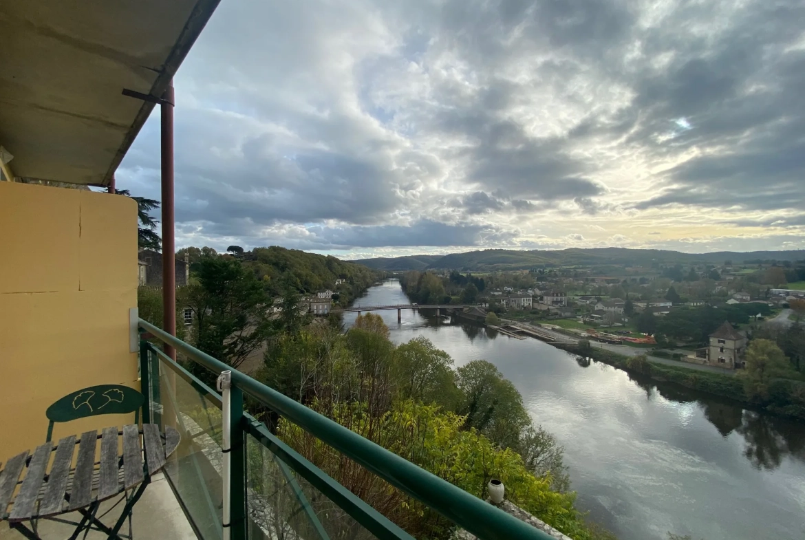 Appartement T3 à rénover avec jardin, chambres d'hôtes et vue vallée à Puy-l'Évêque 