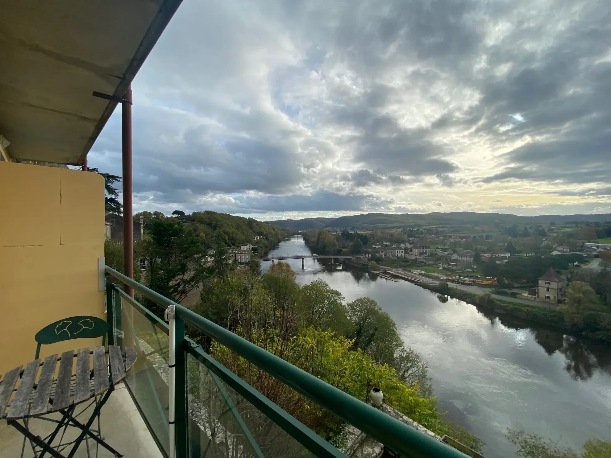 Appartement T3 à rénover avec jardin, chambres d'hôtes et vue vallée à Puy-l'Évêque 