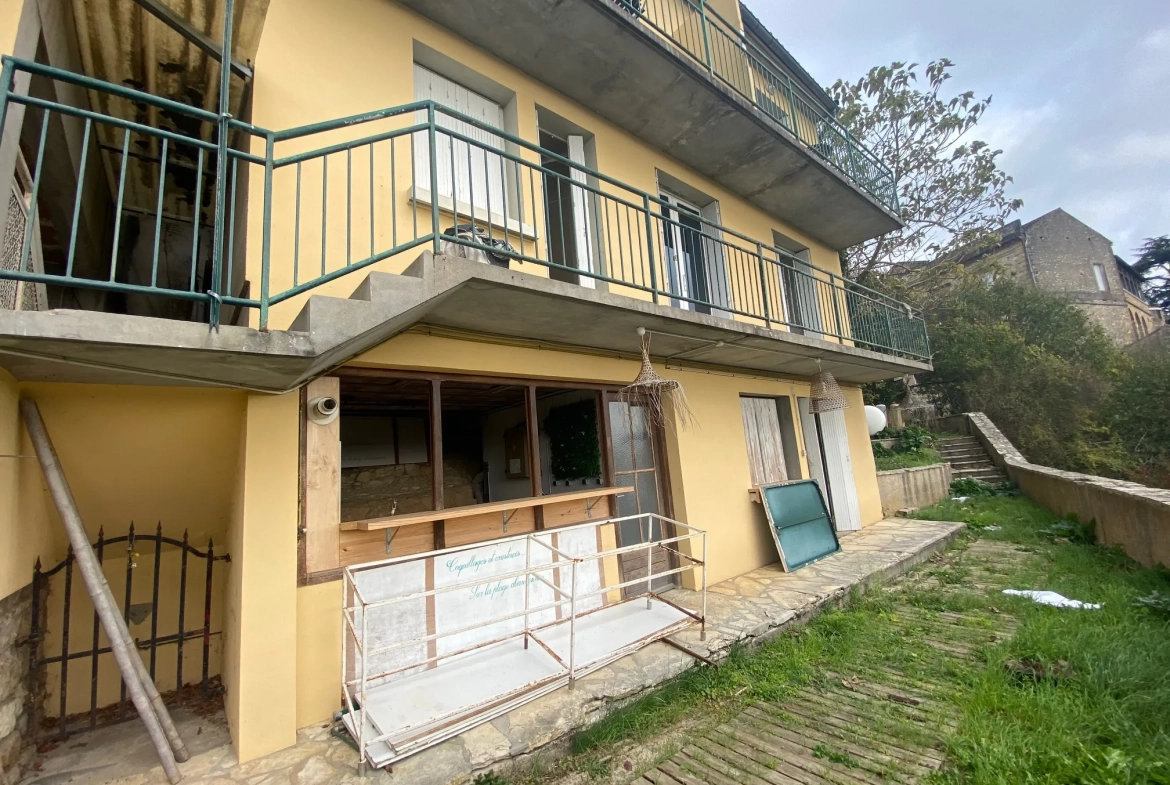 Appartement T3 à rénover avec jardin, chambres d'hôtes et vue vallée à Puy-l'Évêque 