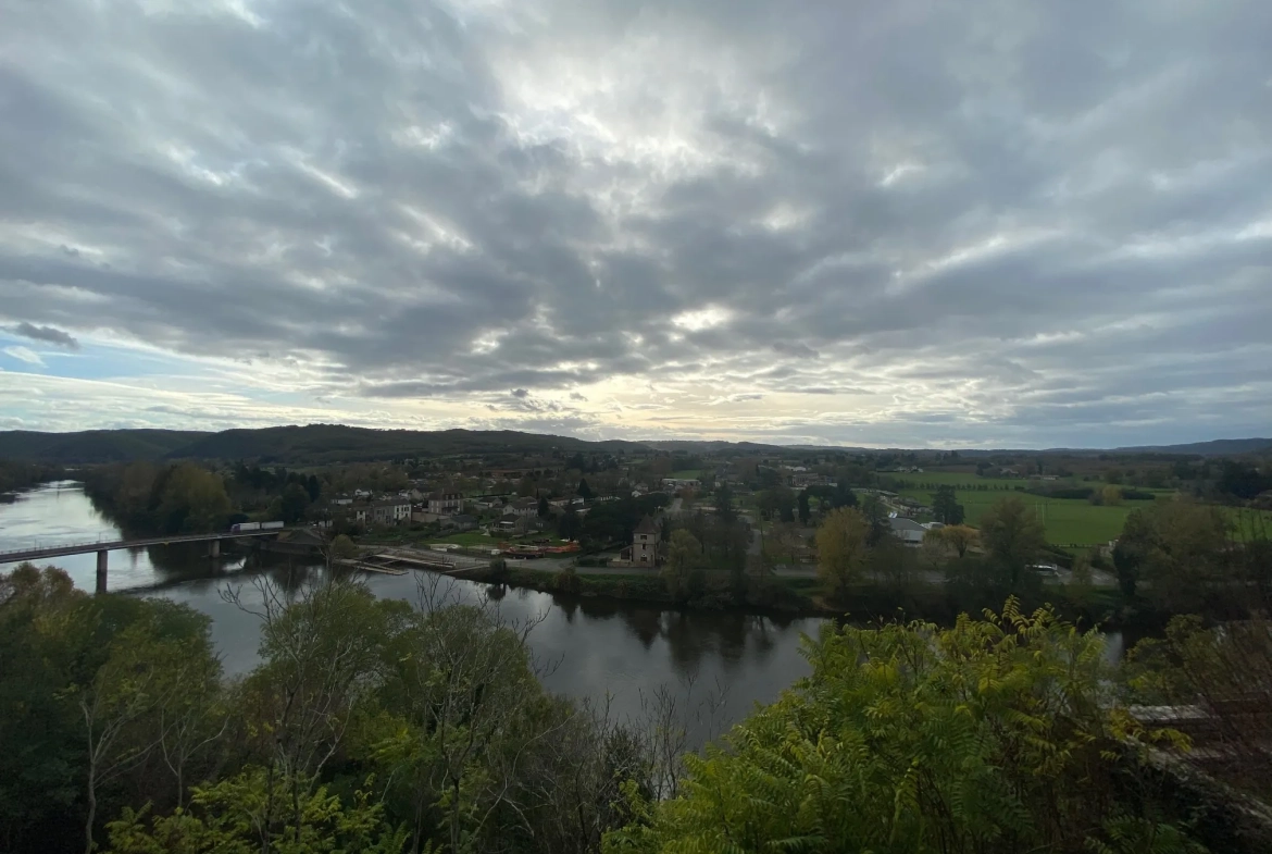 Appartement T3 à rénover avec jardin, chambres d'hôtes et vue vallée à Puy-l'Évêque 