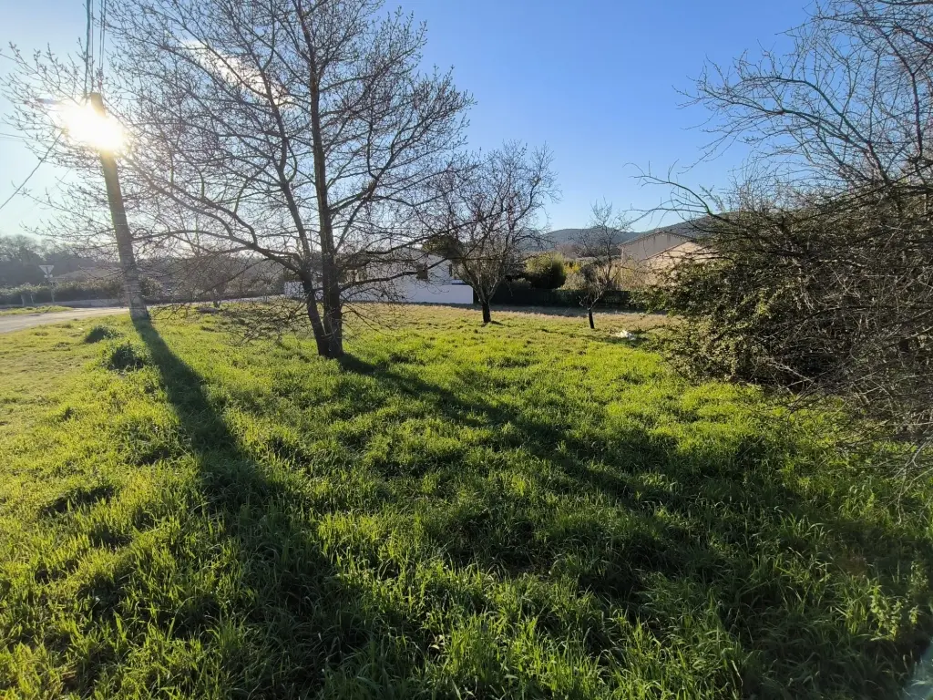 Terrain constructible de 860 m² à Bagard, secteur calme et proche commodités