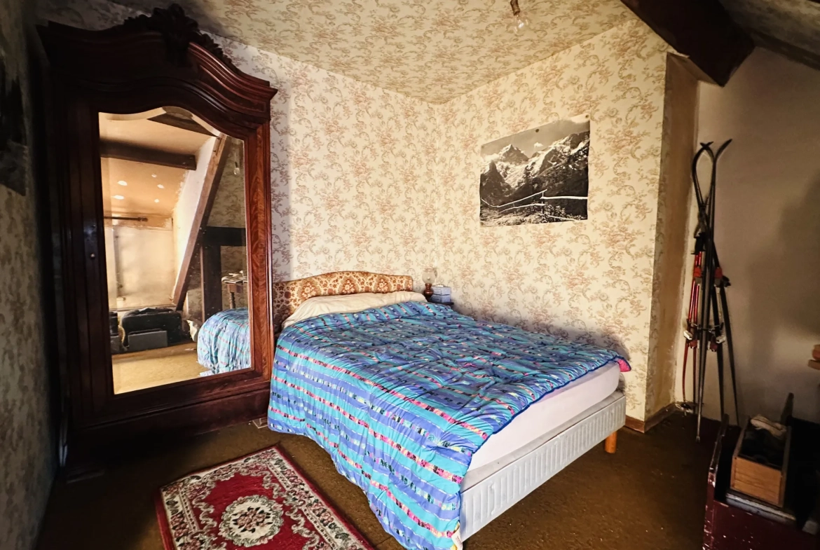 Maison ancienne avec grand terrain, garage et atelier à Auneau - Opportunité immobilière 