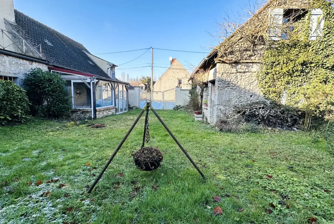 Maison ancienne avec grand terrain, garage et atelier à Auneau - Opportunité immobilière 