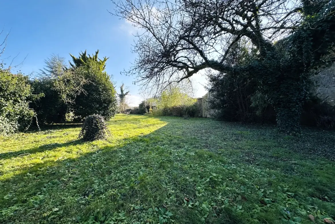 Maison ancienne avec grand terrain, garage et atelier à Auneau - Opportunité immobilière 