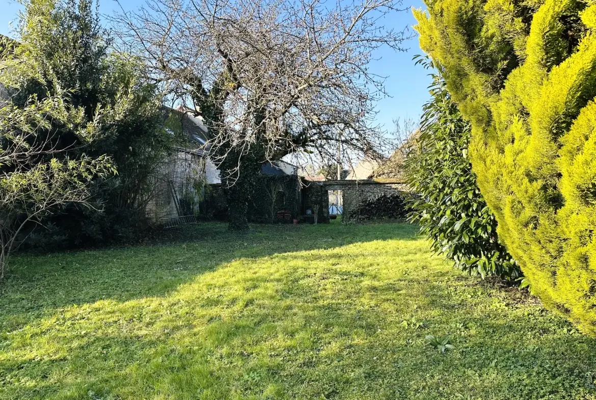 Maison ancienne avec grand terrain, garage et atelier à Auneau - Opportunité immobilière 