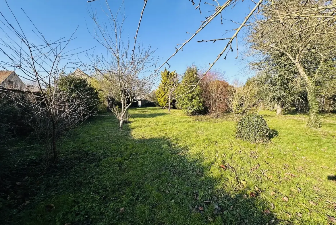 Maison ancienne avec grand terrain, garage et atelier à Auneau - Opportunité immobilière 