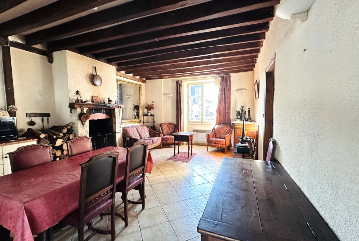Maison ancienne avec grand terrain, garage et atelier à Auneau - Opportunité immobilière 
