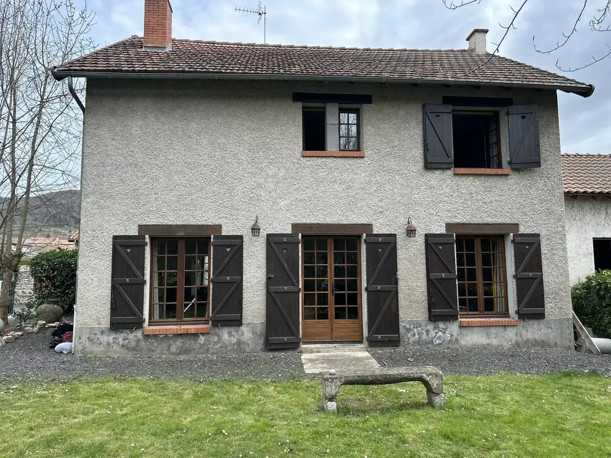 Ensemble immobilier à Massiac avec fort potentiel locatif et terrain arboré 