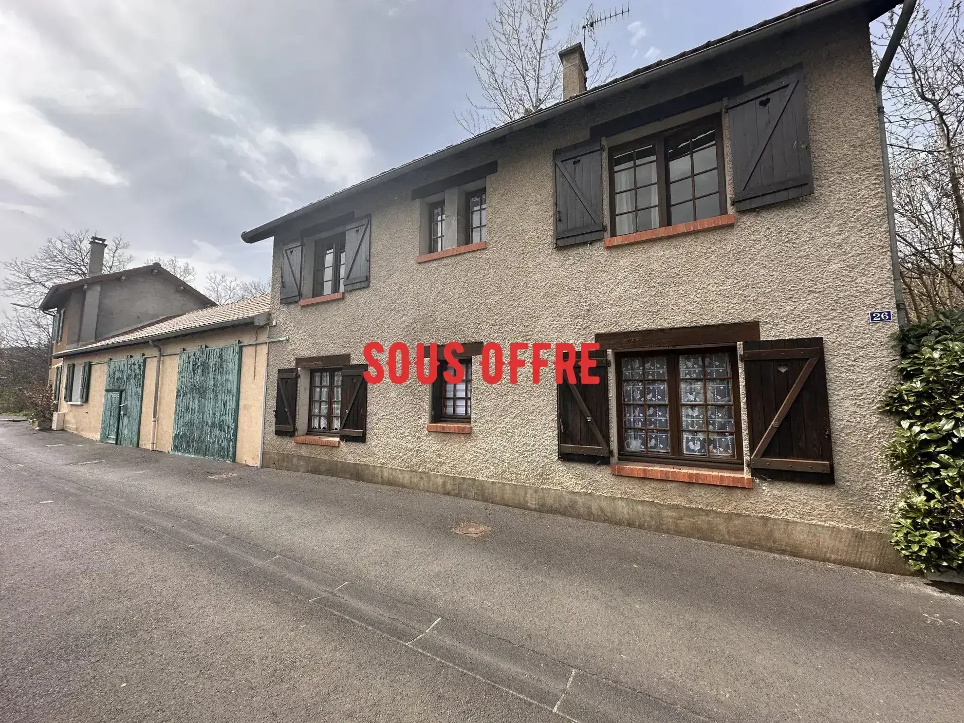 Ensemble immobilier à Massiac avec fort potentiel locatif et terrain arboré 