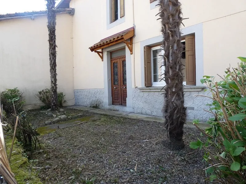 Maison de village à vendre à Labarthe-Rivière avec garage et jardin 