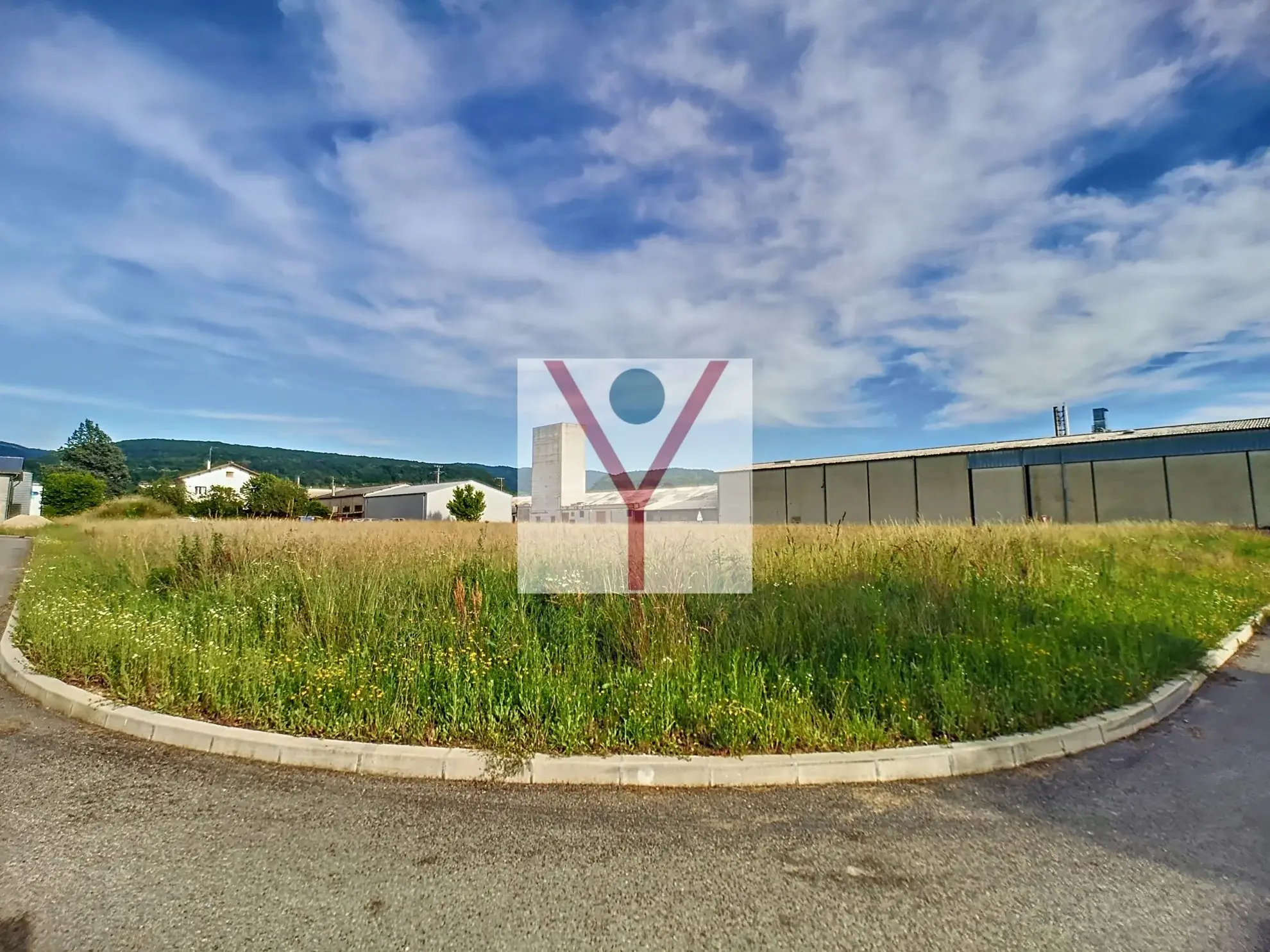 Terrains professionnels en zone UX à Saint Jean Le Vieux – Opportunité à saisir 