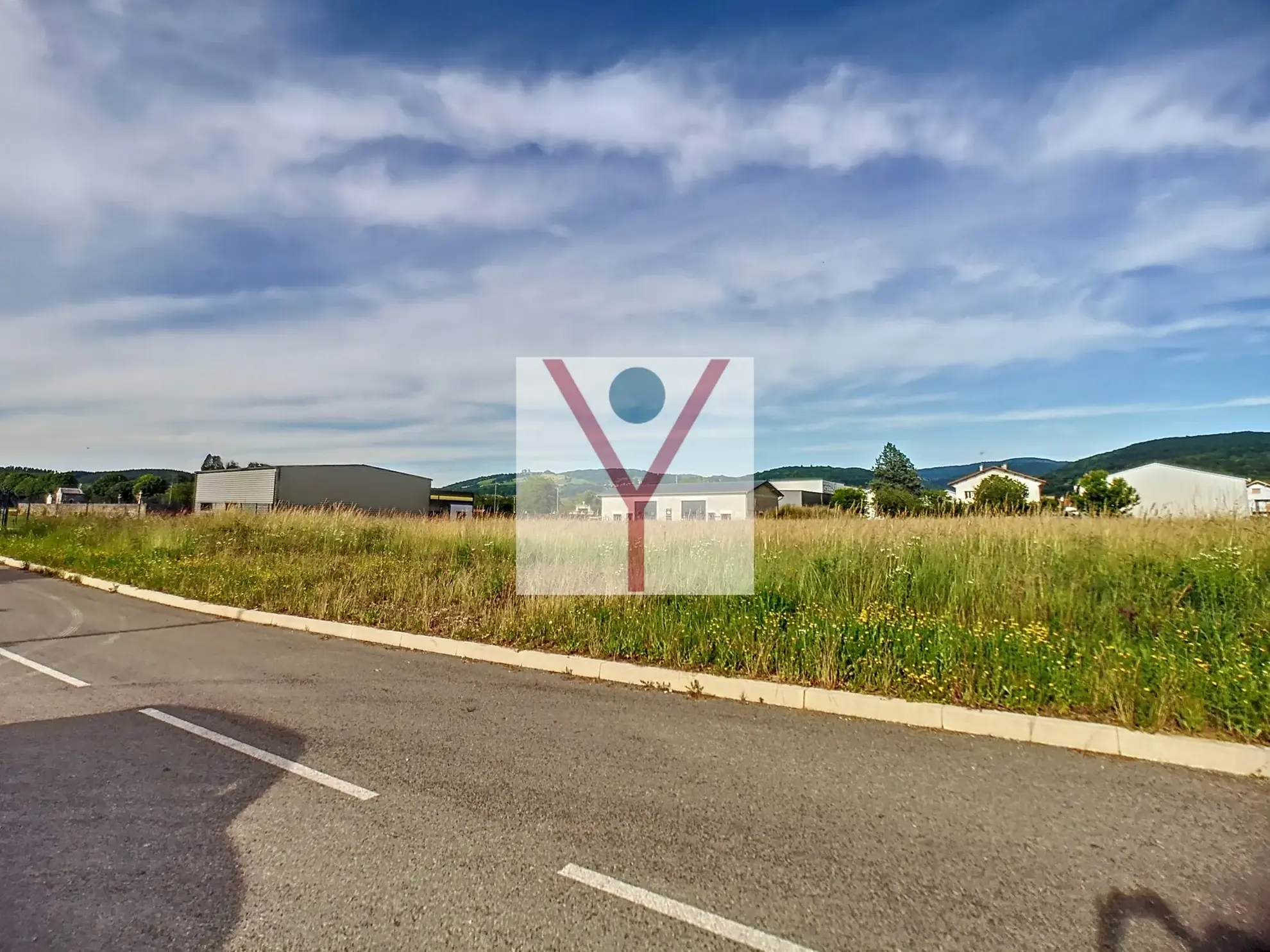 Terrains professionnels en zone UX à Saint Jean Le Vieux – Opportunité à saisir 