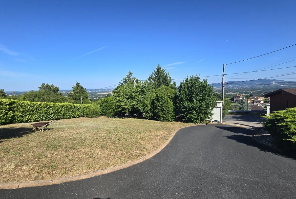 Terrain constructible à Lachassagne avec vue sur les Monts du Lyonnais 
