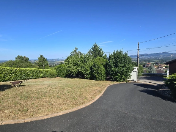 Terrain constructible à Lachassagne avec vue sur les Monts du Lyonnais