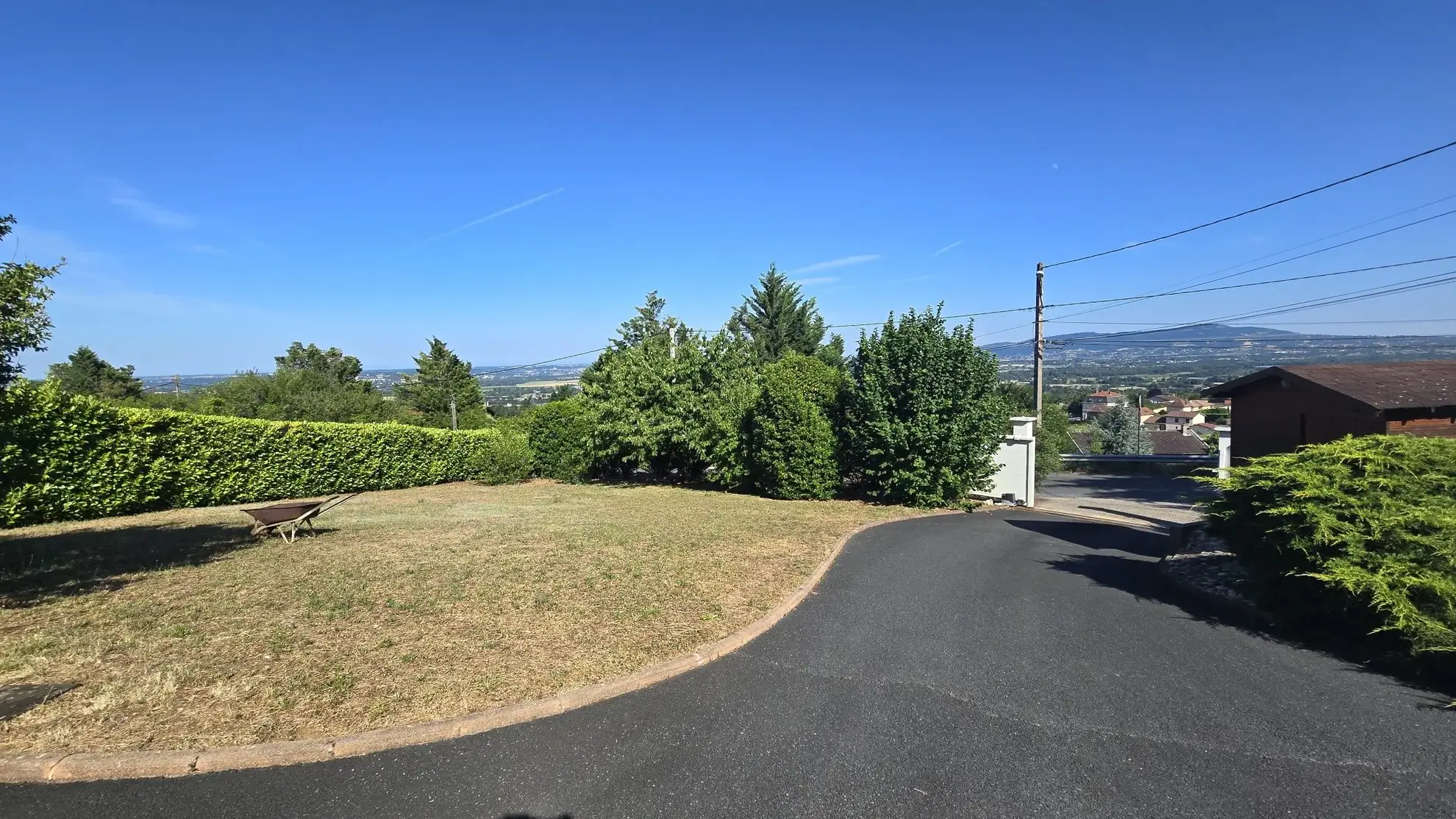 Terrain constructible à Lachassagne avec vue sur les Monts du Lyonnais 