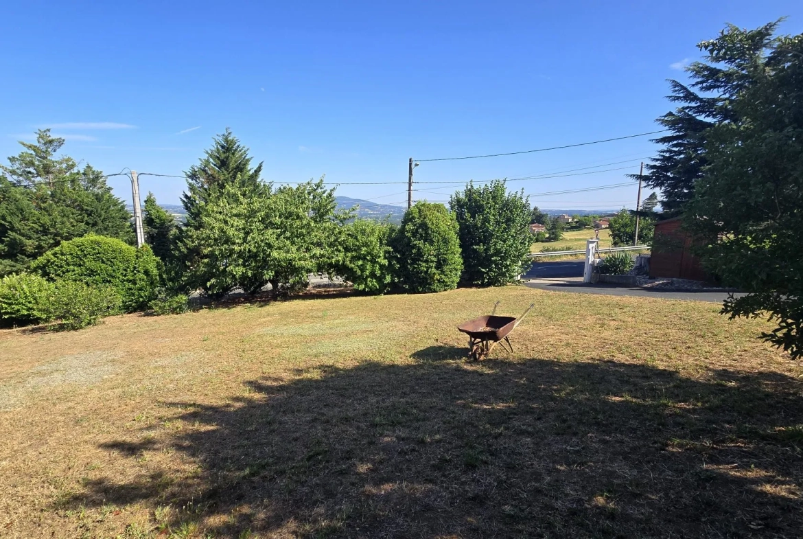 Terrain constructible à Lachassagne avec vue sur les Monts du Lyonnais 