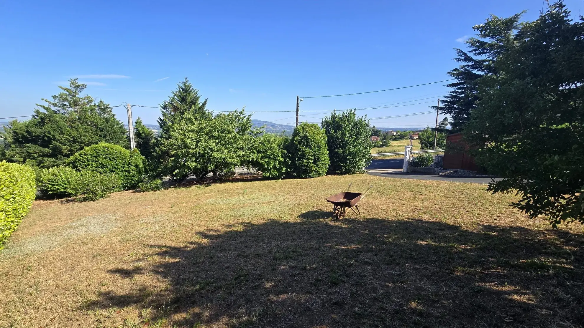 Terrain constructible à Lachassagne avec vue sur les Monts du Lyonnais 