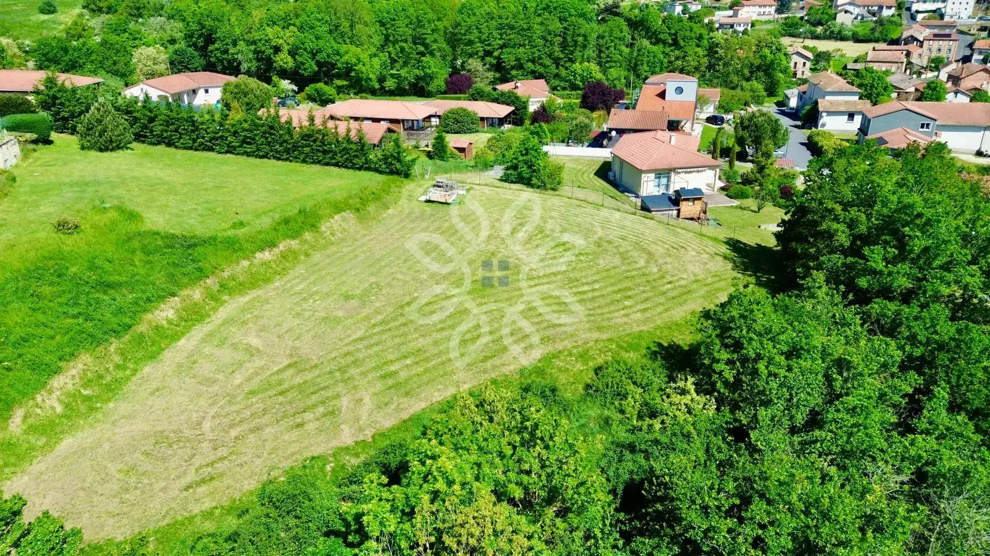 Maison familiale moderne avec vue dégagée à Vergongheon - 90 m², jardin de 2729 m² 