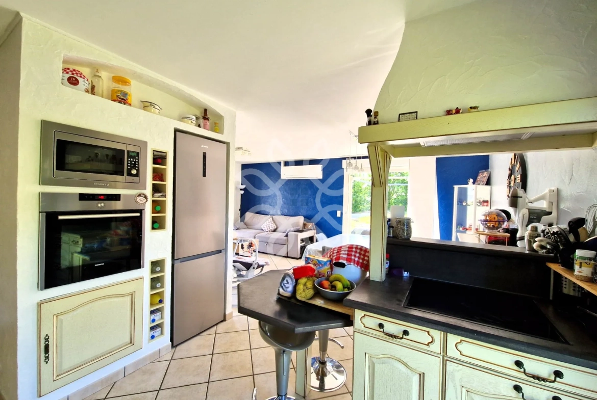 Maison familiale moderne avec vue dégagée à Vergongheon - 90 m², jardin de 2729 m² 