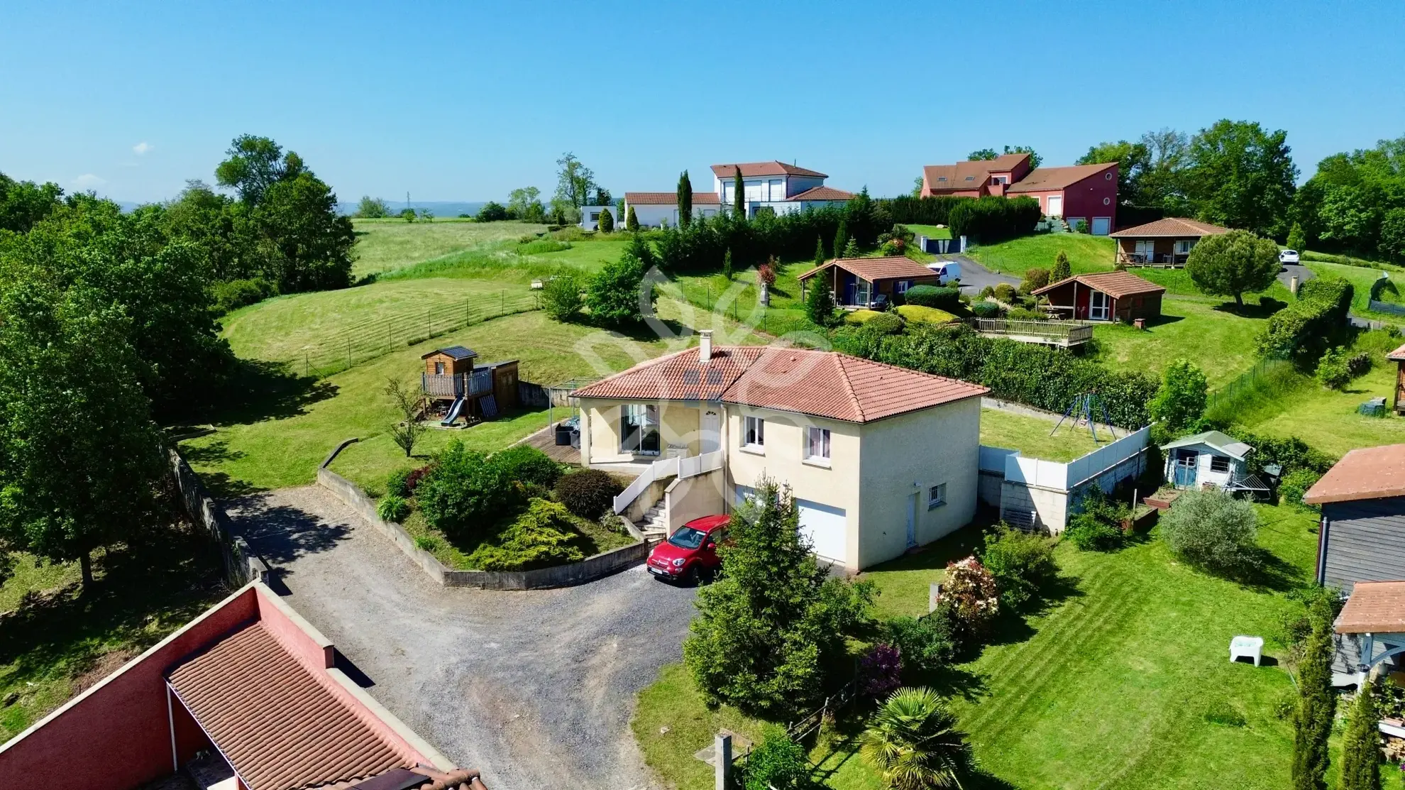 Maison familiale moderne avec vue dégagée à Vergongheon - 90 m², jardin de 2729 m² 
