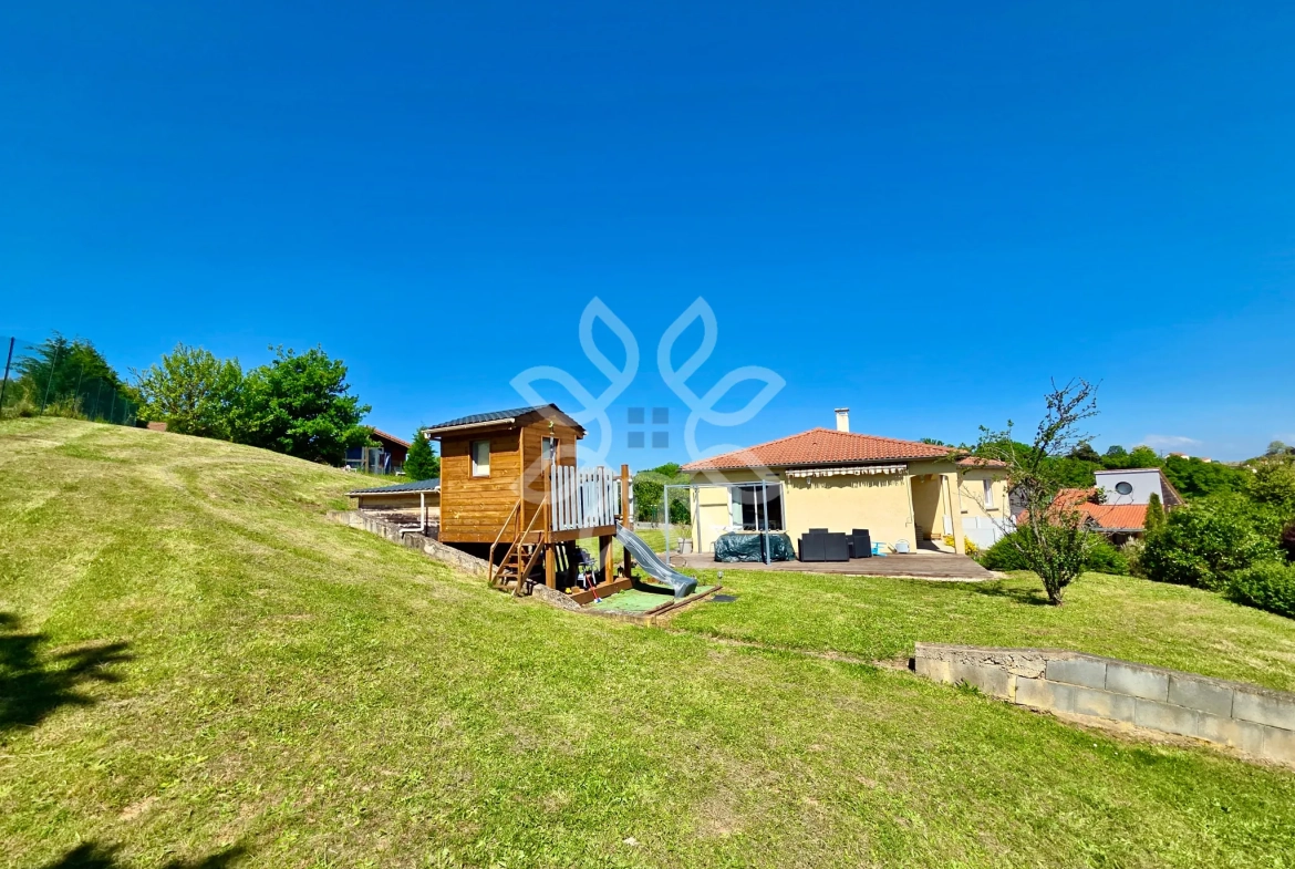 Maison familiale moderne avec vue dégagée à Vergongheon - 90 m², jardin de 2729 m² 