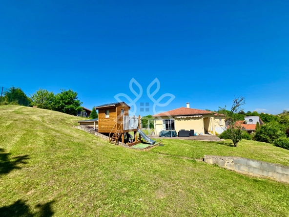 Maison familiale moderne avec vue dégagée à Vergongheon - 90 m², jardin de 2729 m²