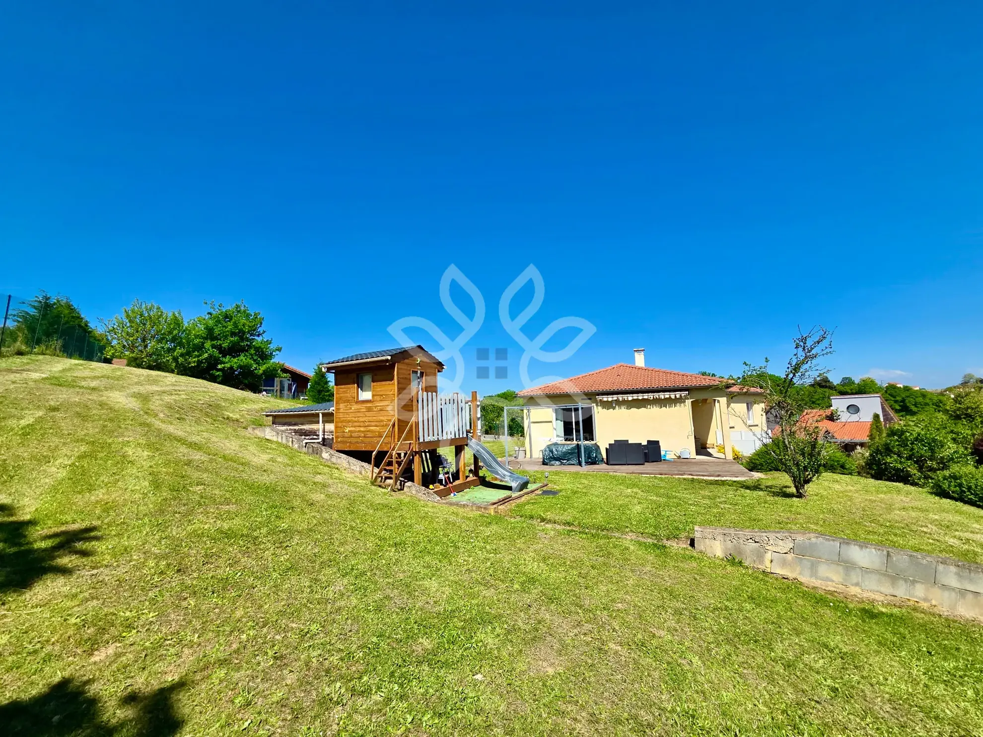 Maison familiale moderne avec vue dégagée à Vergongheon - 90 m², jardin de 2729 m² 