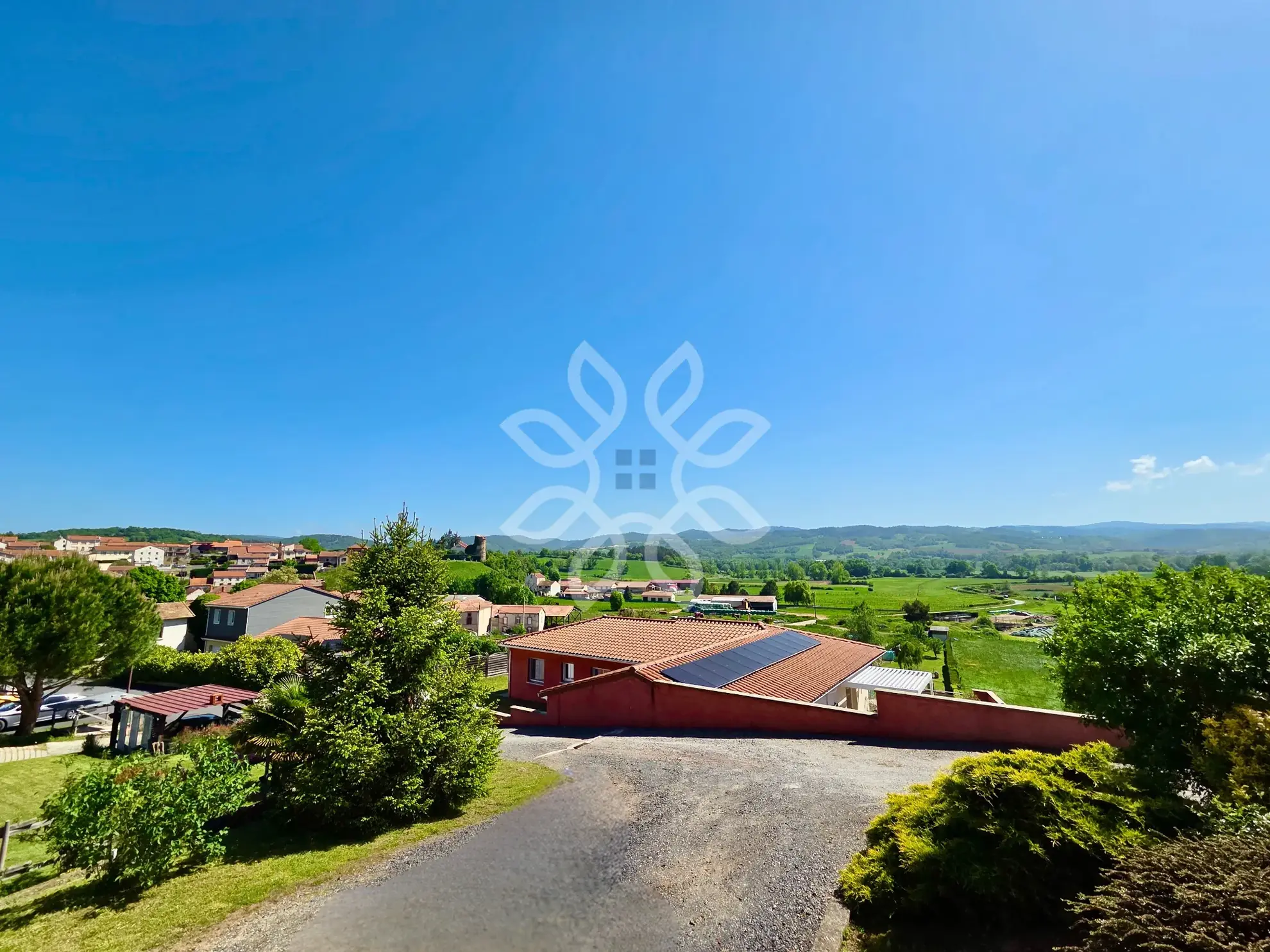 Maison familiale moderne avec vue dégagée à Vergongheon - 90 m², jardin de 2729 m² 