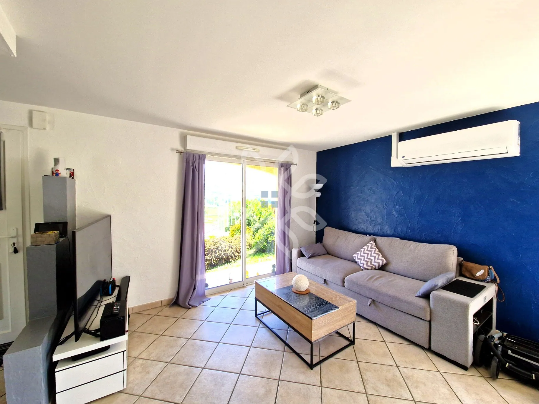 Maison familiale moderne avec vue dégagée à Vergongheon - 90 m², jardin de 2729 m² 