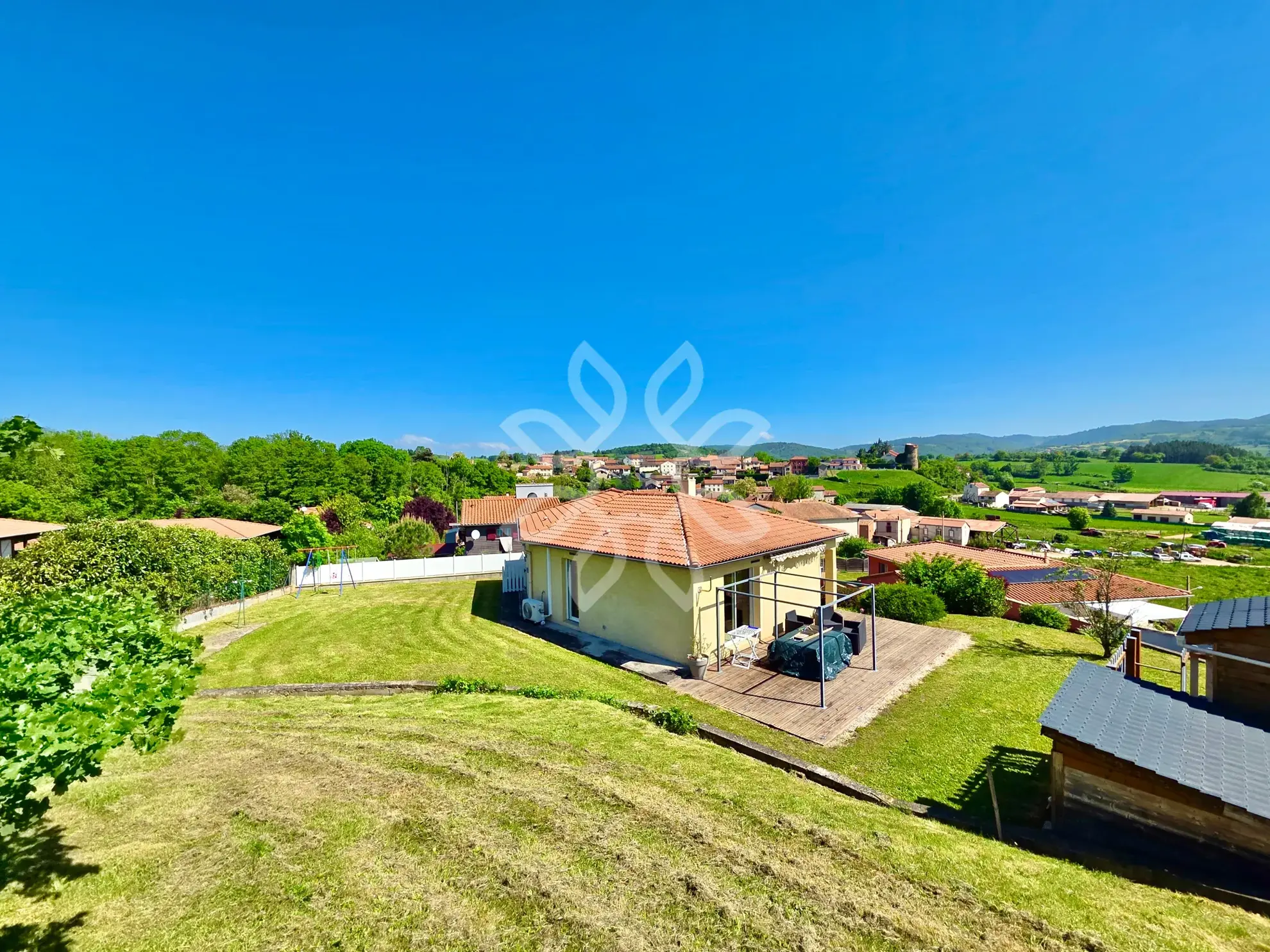 Maison familiale moderne avec vue dégagée à Vergongheon - 90 m², jardin de 2729 m² 