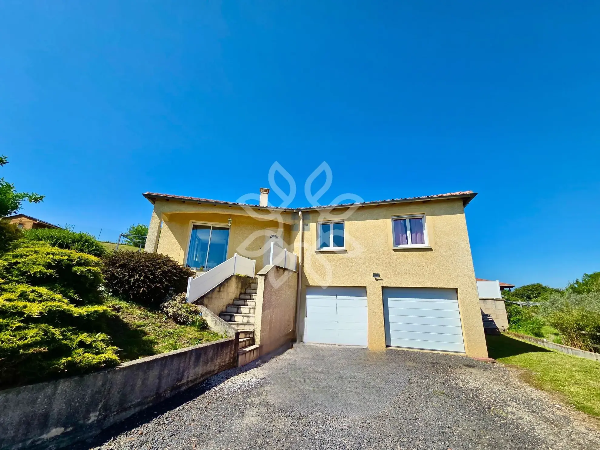 Maison familiale moderne avec vue dégagée à Vergongheon - 90 m², jardin de 2729 m² 