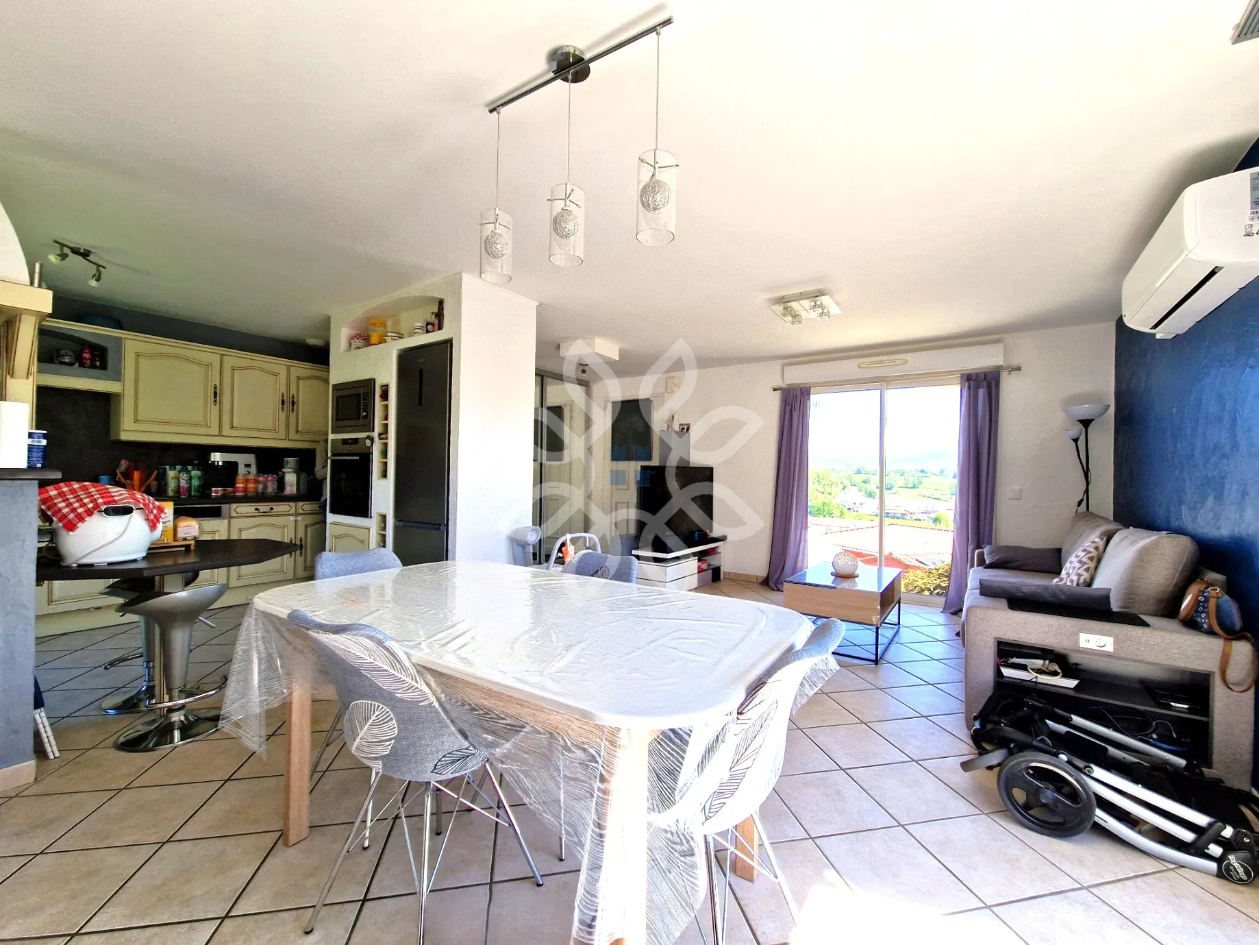 Maison familiale moderne avec vue dégagée à Vergongheon - 90 m², jardin de 2729 m² 