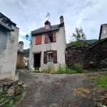 Maison ancienne à rénover avec jardin à Fos, proche des stations de ski