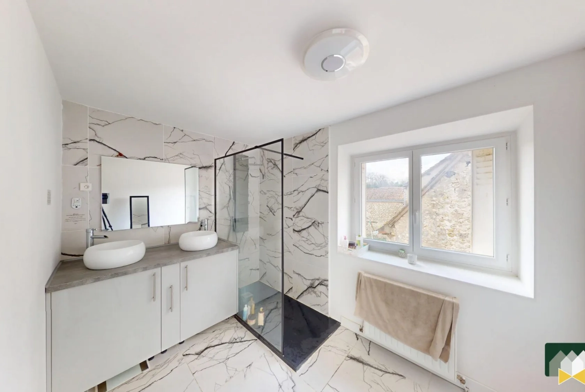 Salle d'eau Maison de ville de 117m² à Houville-la-Branche avec cour et dépendance 