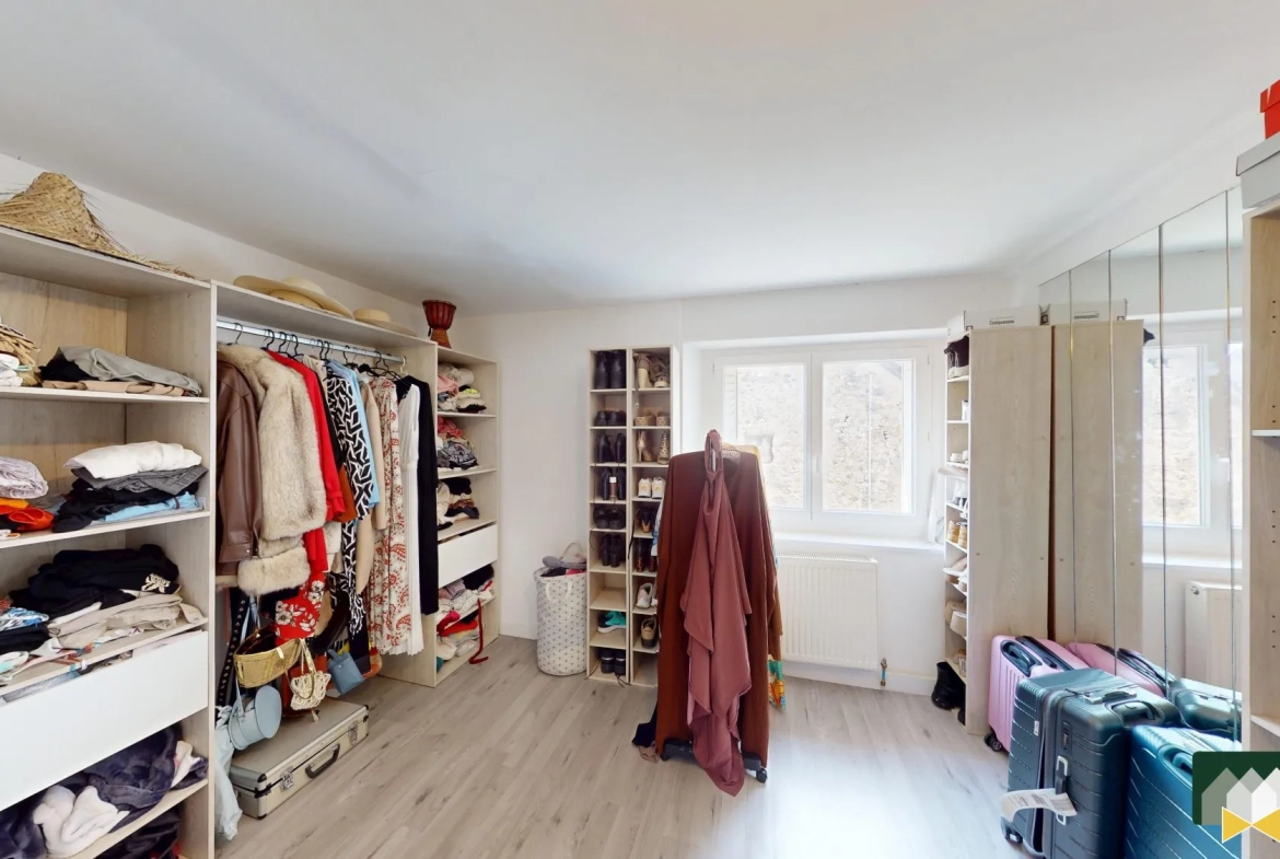 Dressing Maison de ville de 117m² à Houville-la-Branche avec cour et dépendance 