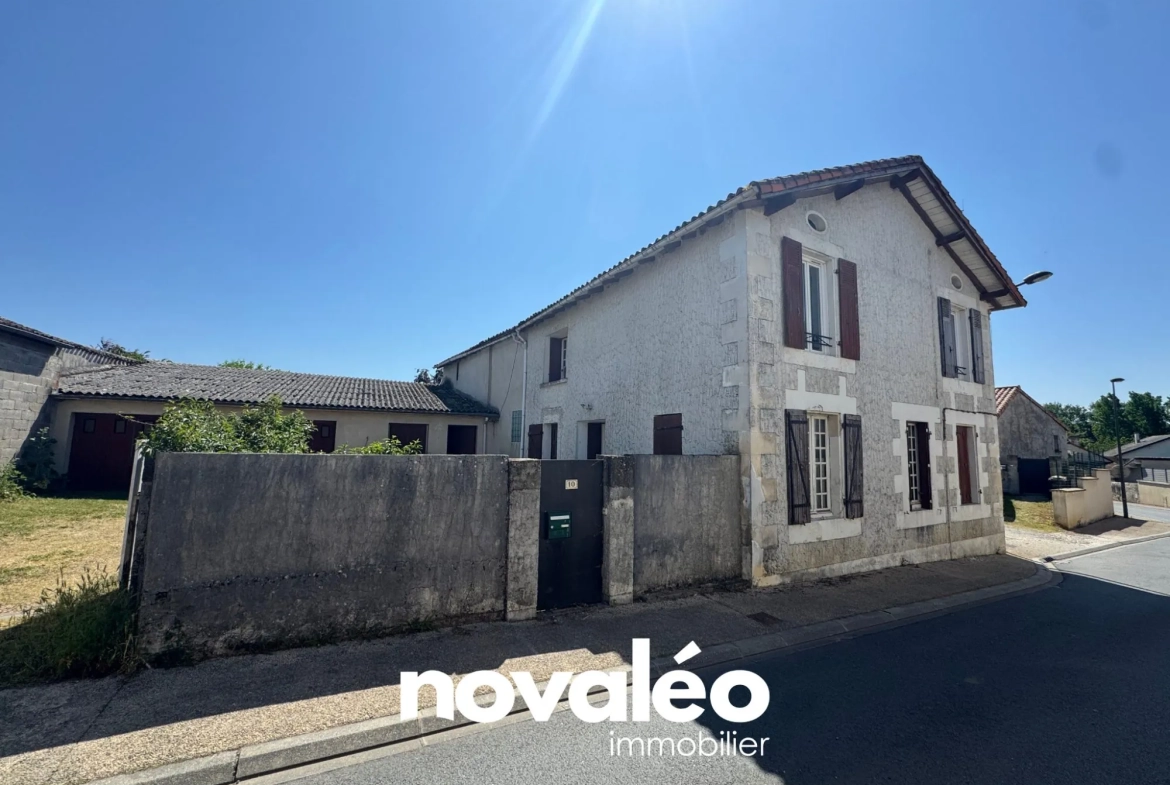 Maison à vendre à Nieuil-l'Espoir avec potentiel de rénovation et dépendances 