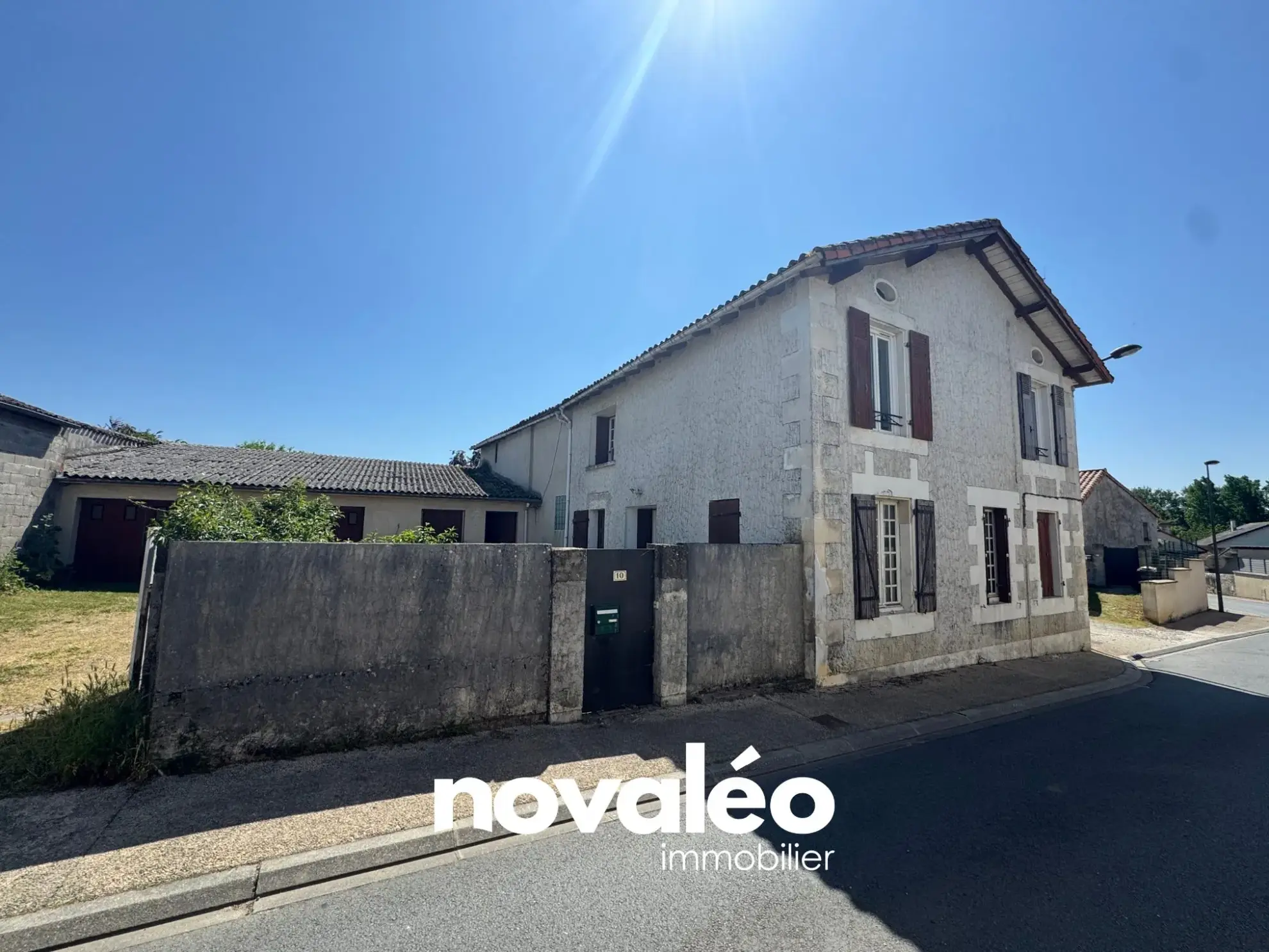 Maison à vendre à Nieuil-l'Espoir avec potentiel de rénovation et dépendances 