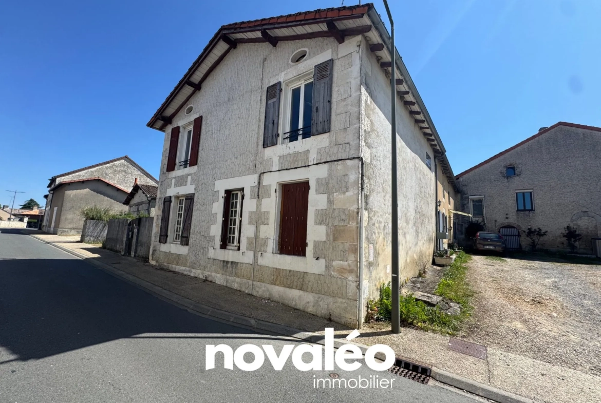 Maison à vendre à Nieuil-l'Espoir avec potentiel de rénovation et dépendances 