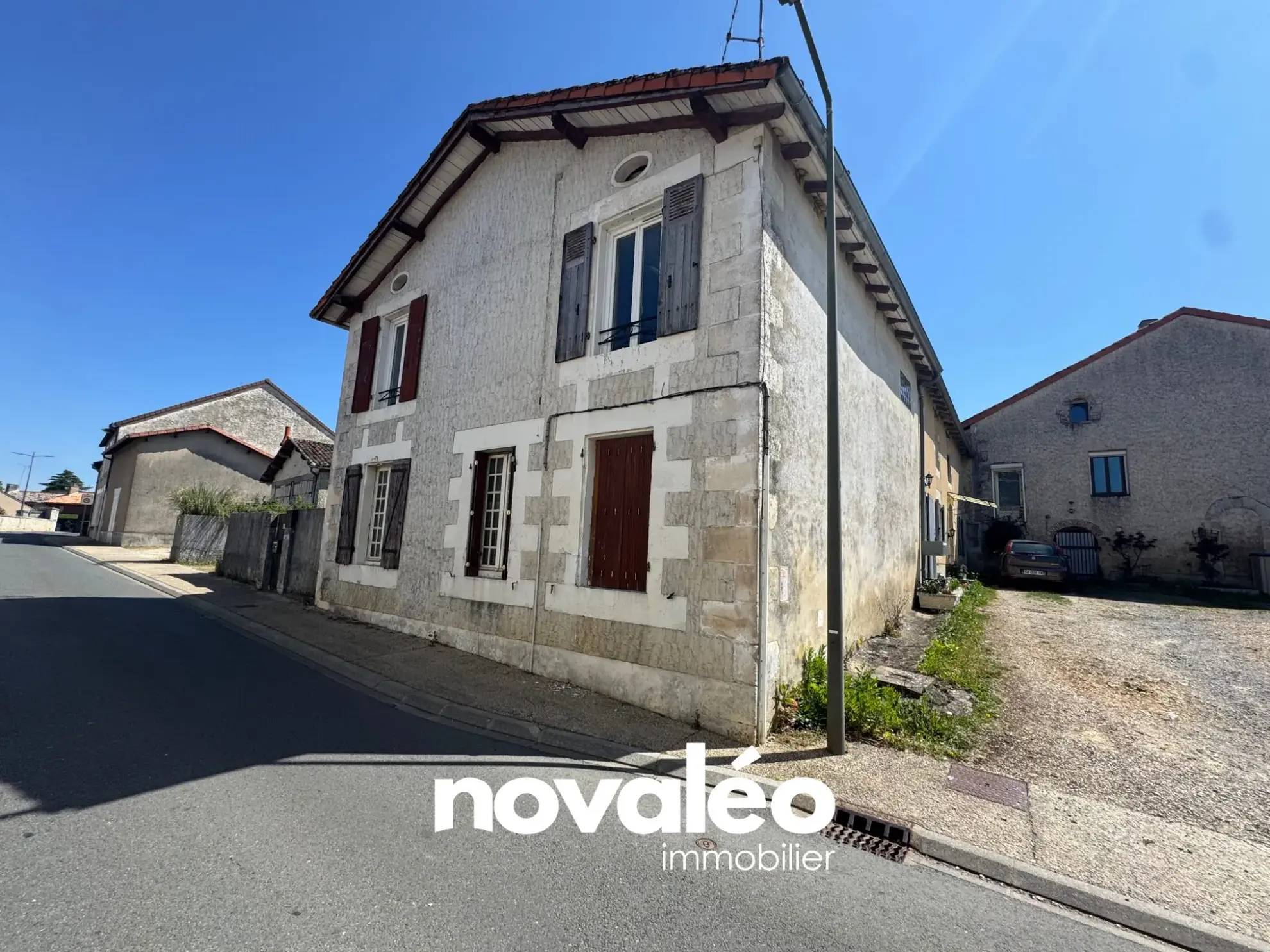 Maison à vendre à Nieuil-l'Espoir avec potentiel de rénovation et dépendances 