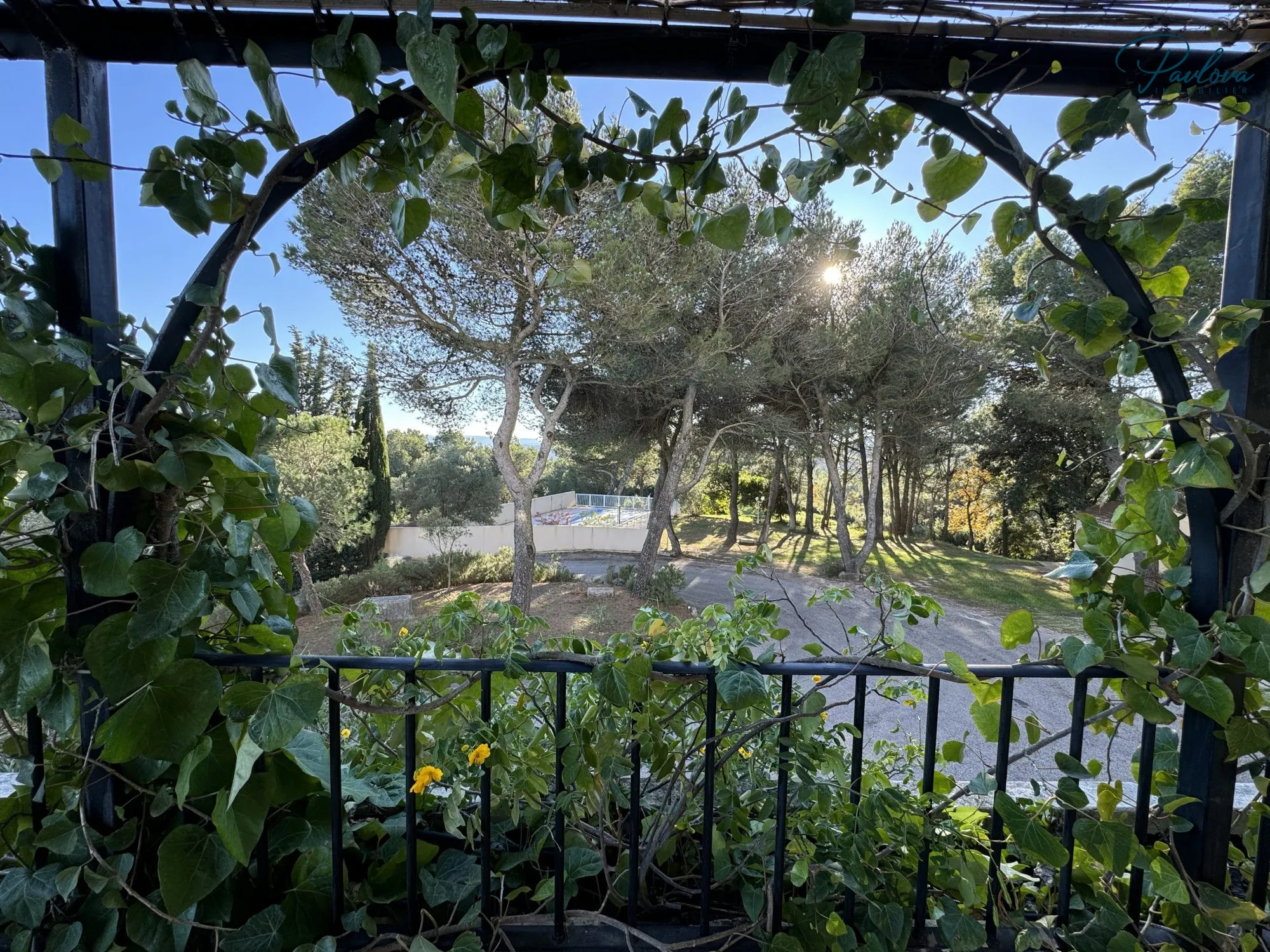 Résidence Seniors à Saint-Nazaire (Gard) avec services et piscine 