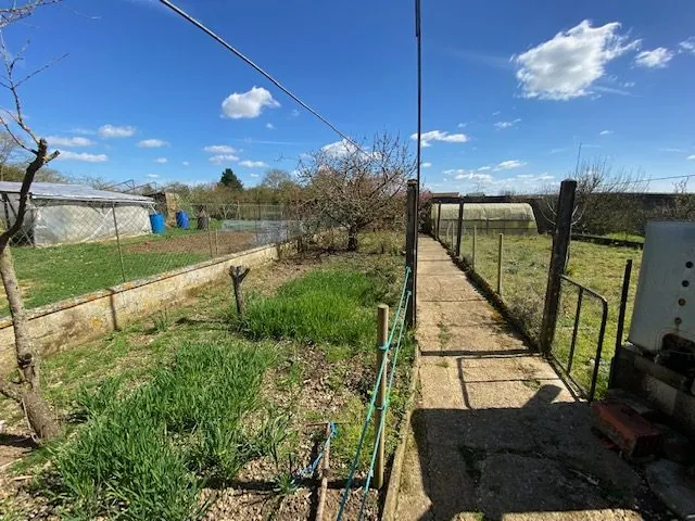 Maison à vendre avec 4 chambres à Saint-Cosme-en-Vairais - Proximité commerces 