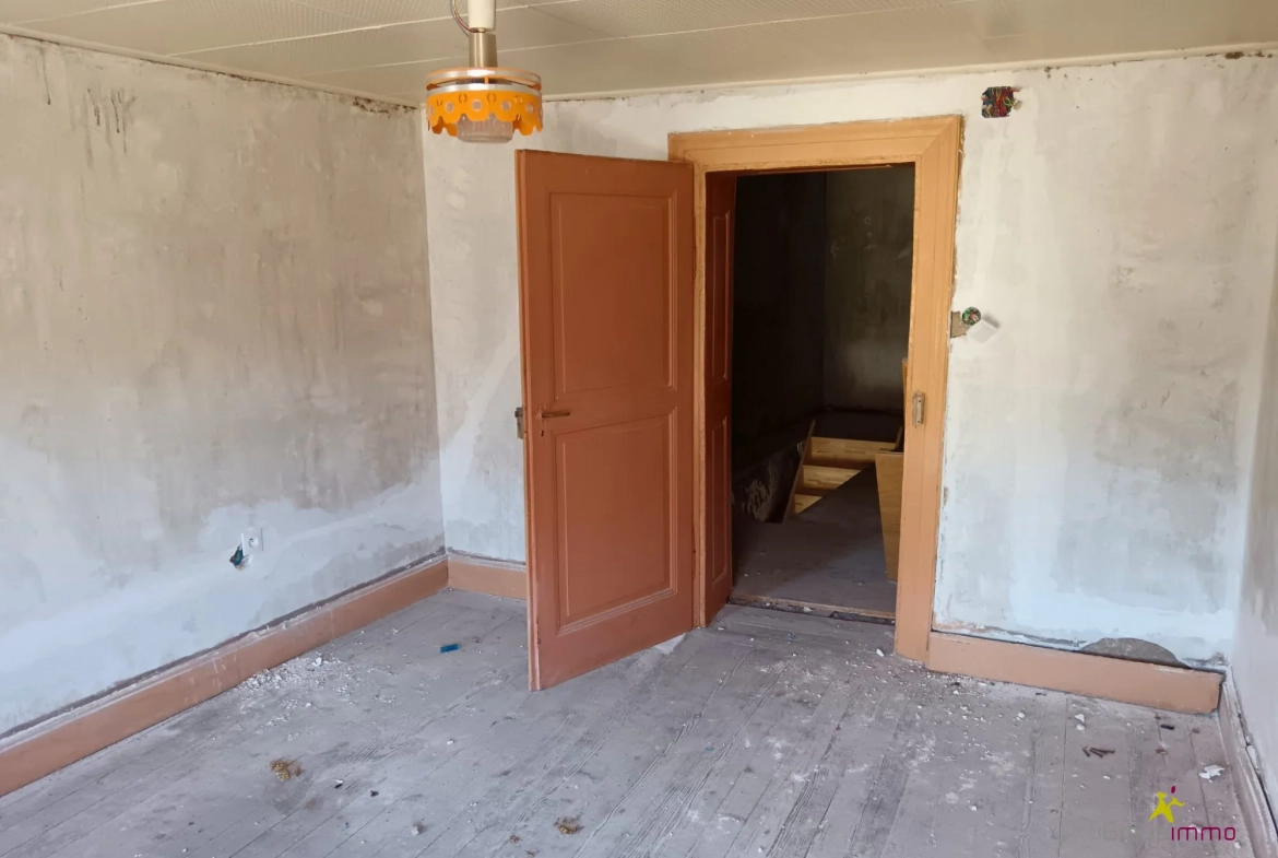 Maison à rénover de 137 m² avec garage et dépendance à Saales 