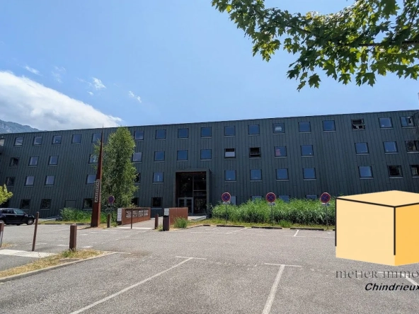 Local d'activité lumineux avec parking privé à Méry - Idéal pour professionnels