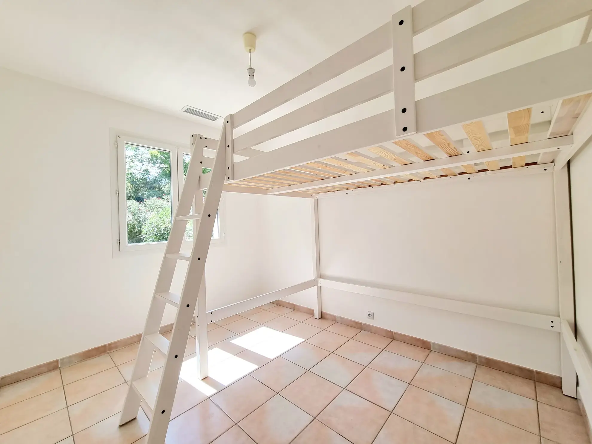 Villa de plain-pied rénovée avec jardin à Luc-sur-Orbieu 