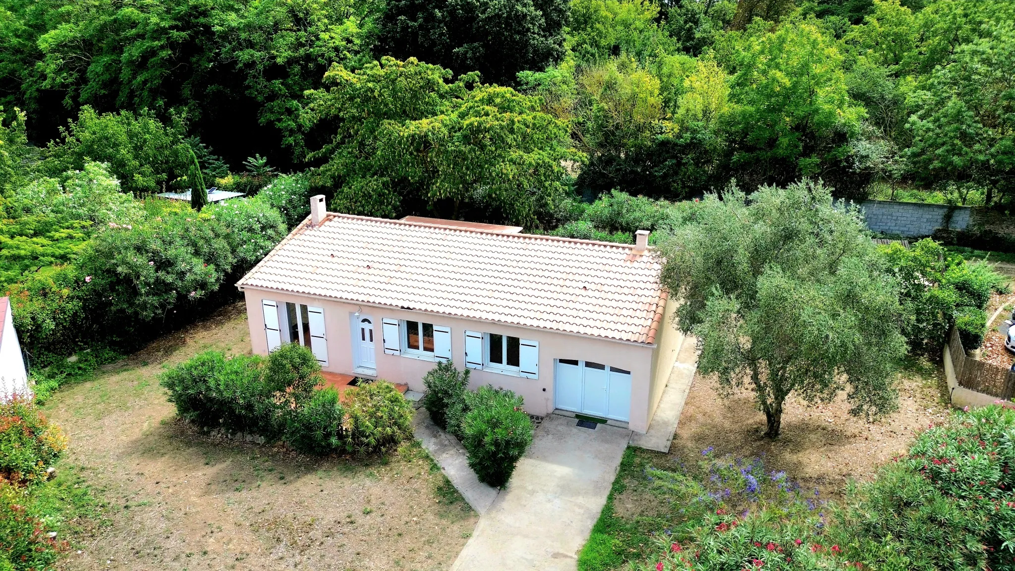 Villa de plain-pied rénovée avec jardin à Luc-sur-Orbieu 