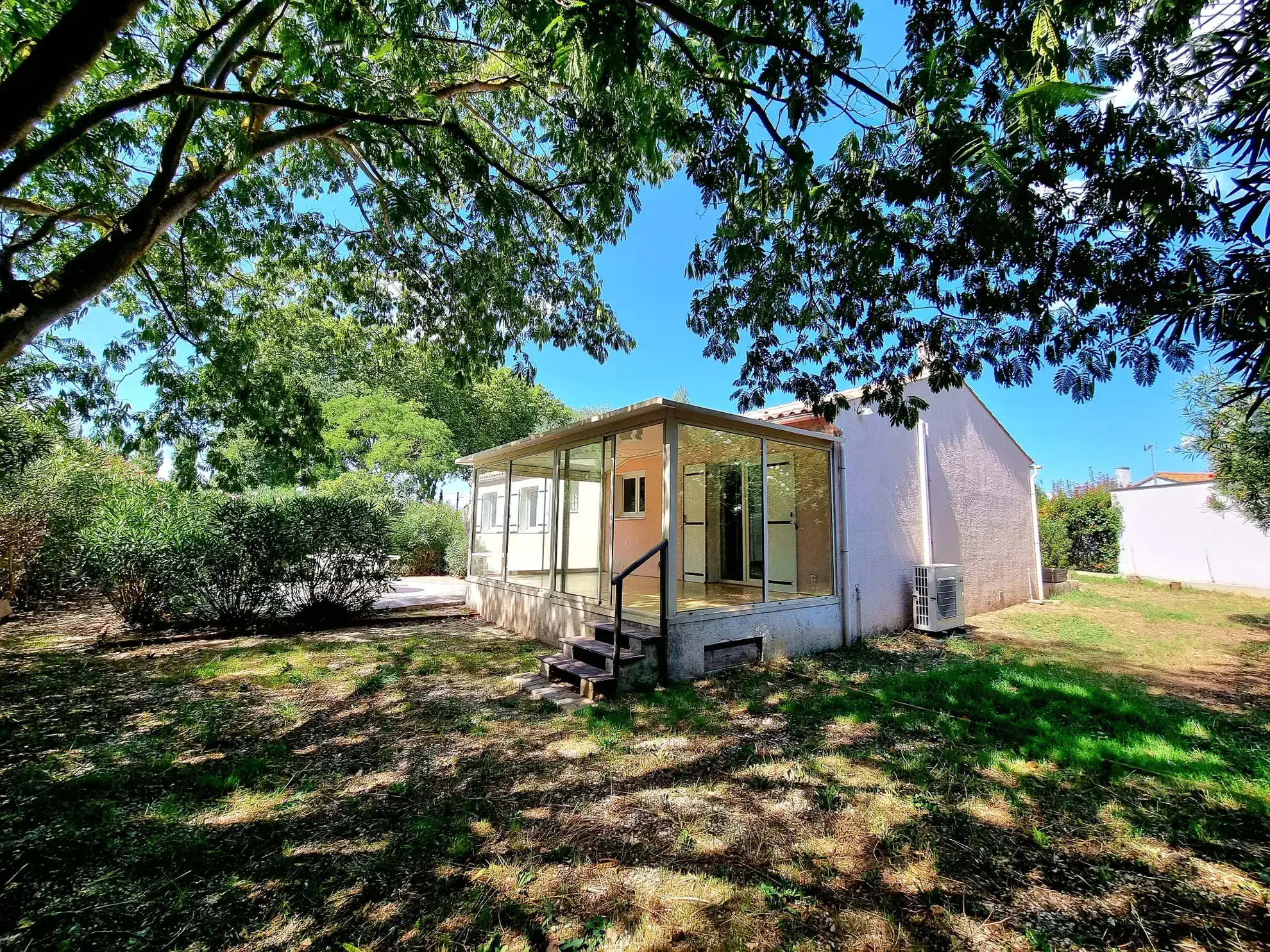 Villa de plain-pied rénovée avec jardin à Luc-sur-Orbieu 