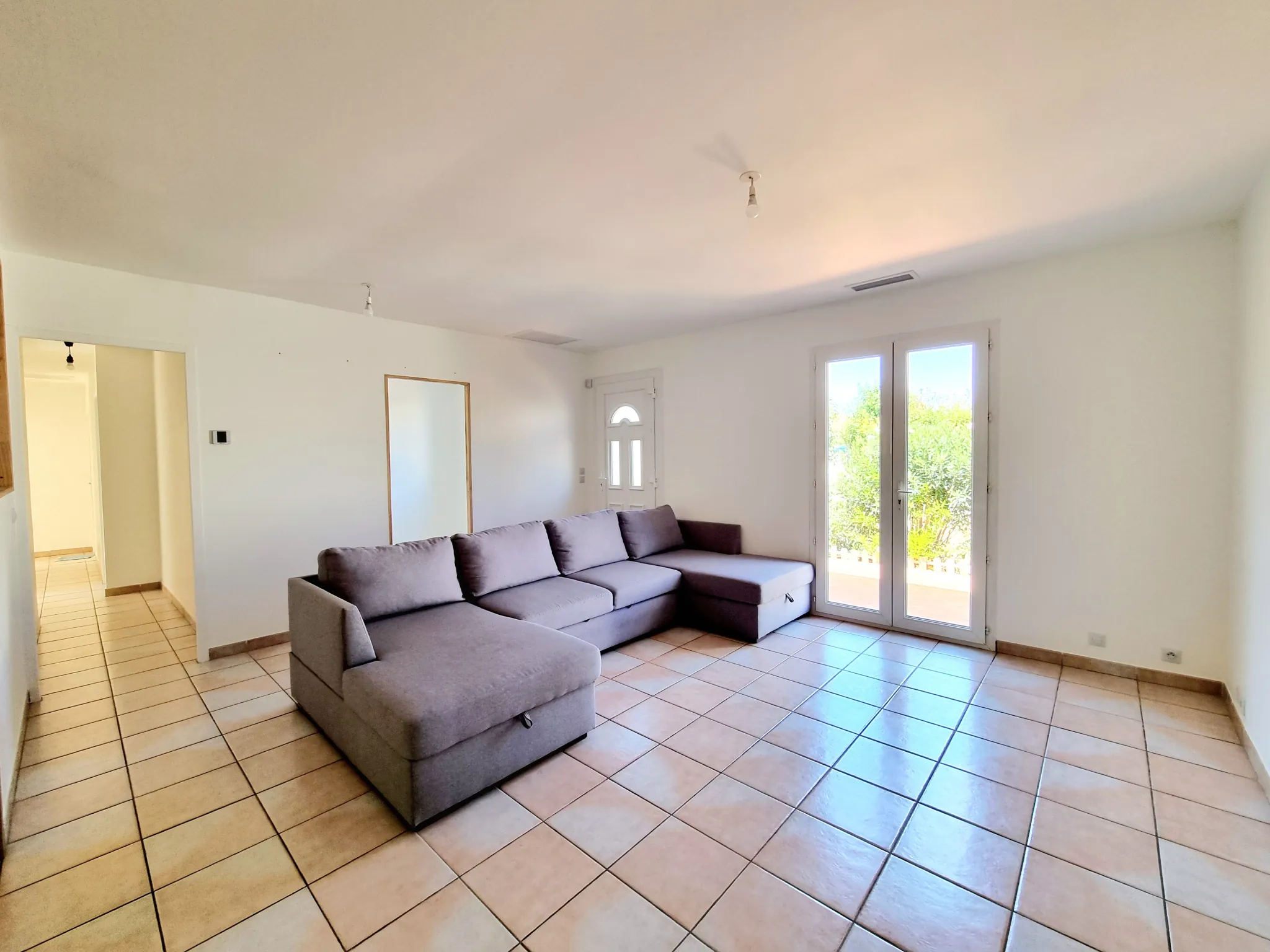 Villa de plain-pied rénovée avec jardin à Luc-sur-Orbieu 