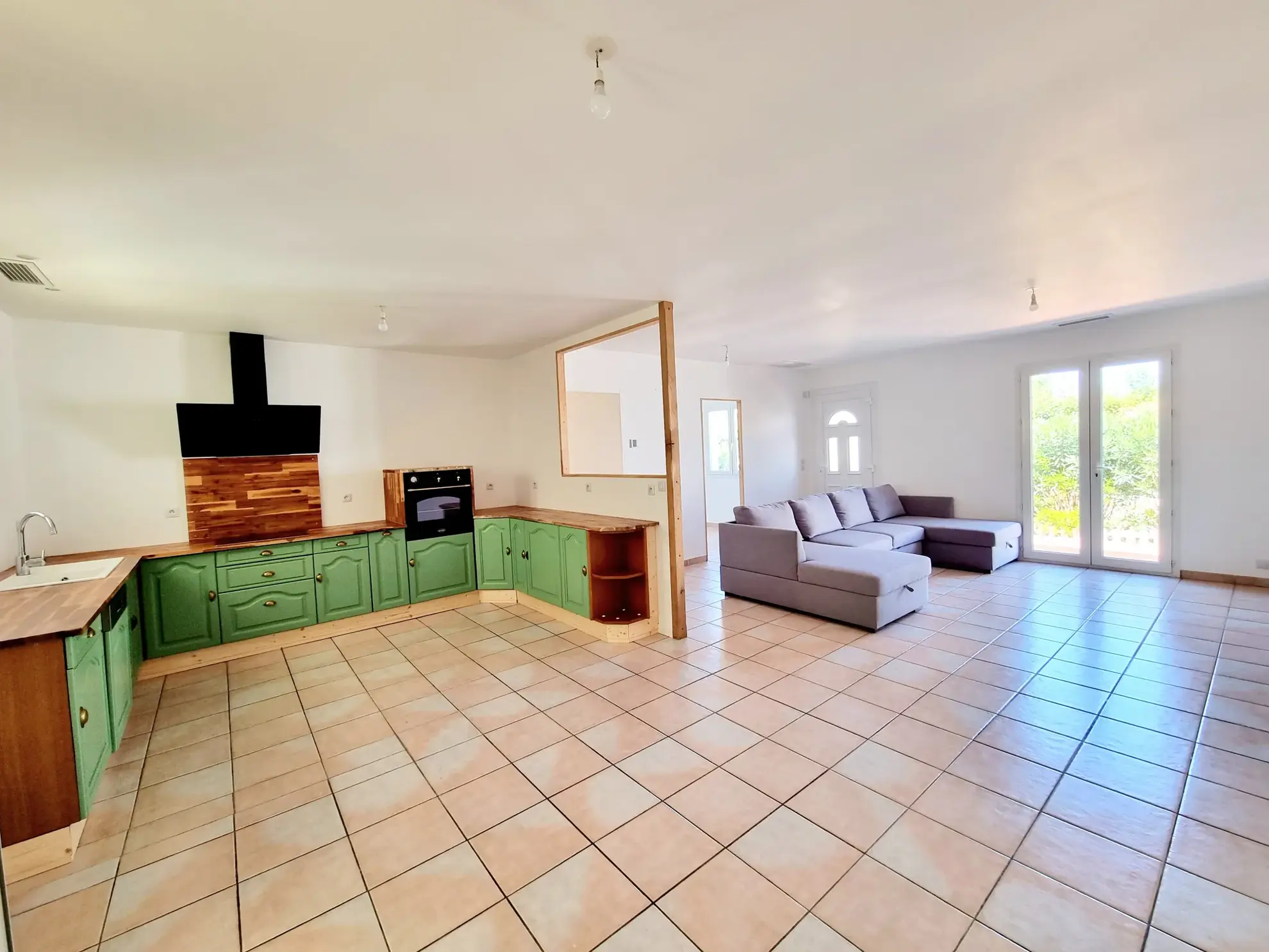 Villa de plain-pied rénovée avec jardin à Luc-sur-Orbieu 