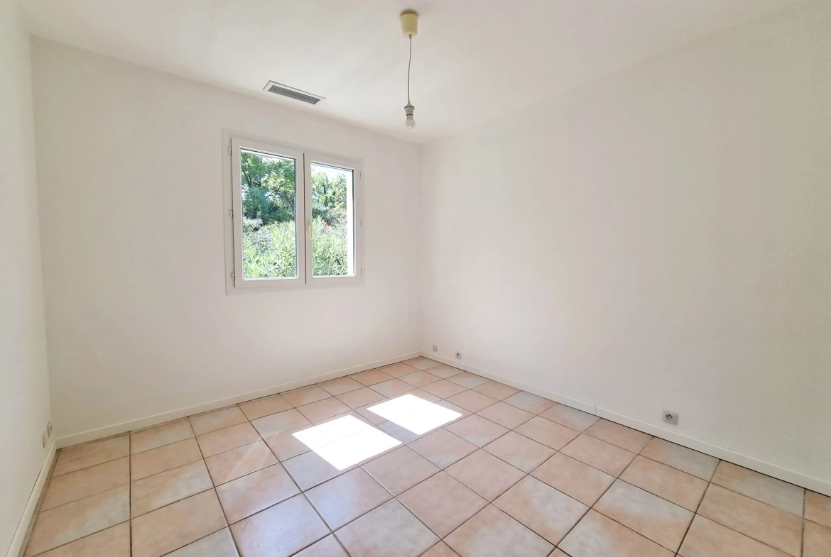Villa de plain-pied rénovée avec jardin à Luc-sur-Orbieu 