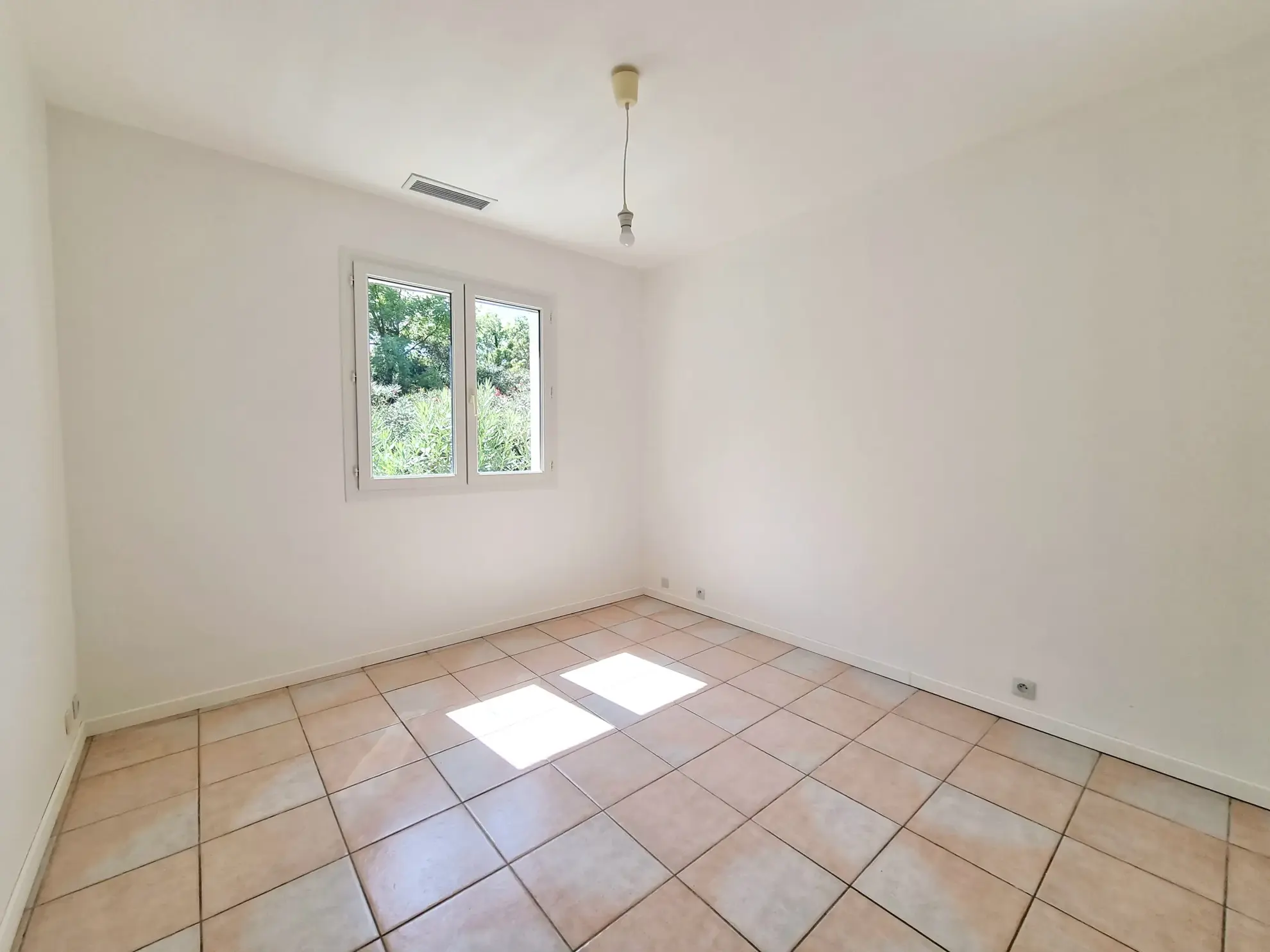 Villa de plain-pied rénovée avec jardin à Luc-sur-Orbieu 